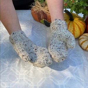 Acrylic/wool blend mittens for women /teens